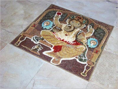 укладка плитки мозаики на полу