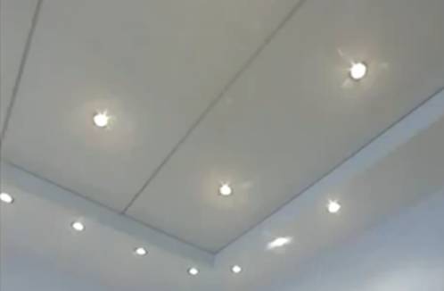 точечные светильники на натяжном потолке
