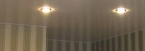 точечные светильники на натяжном потолке